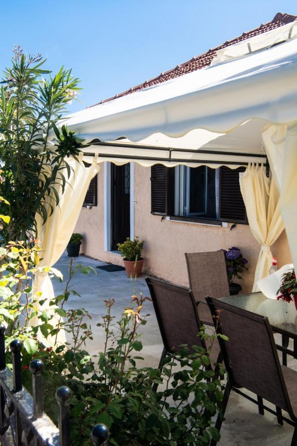 Irinis House Villa Komílion Exteriör bild
